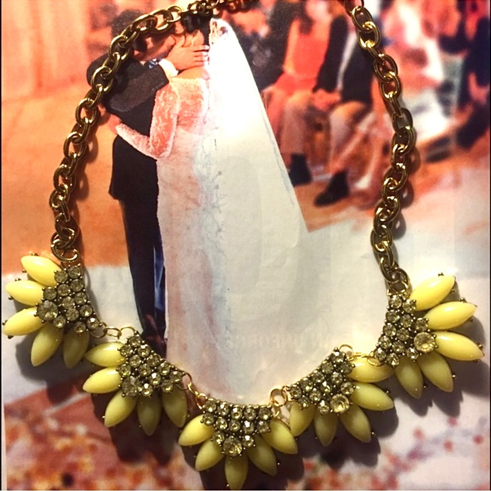 - Yellow and crystal statement necklace! NEW!